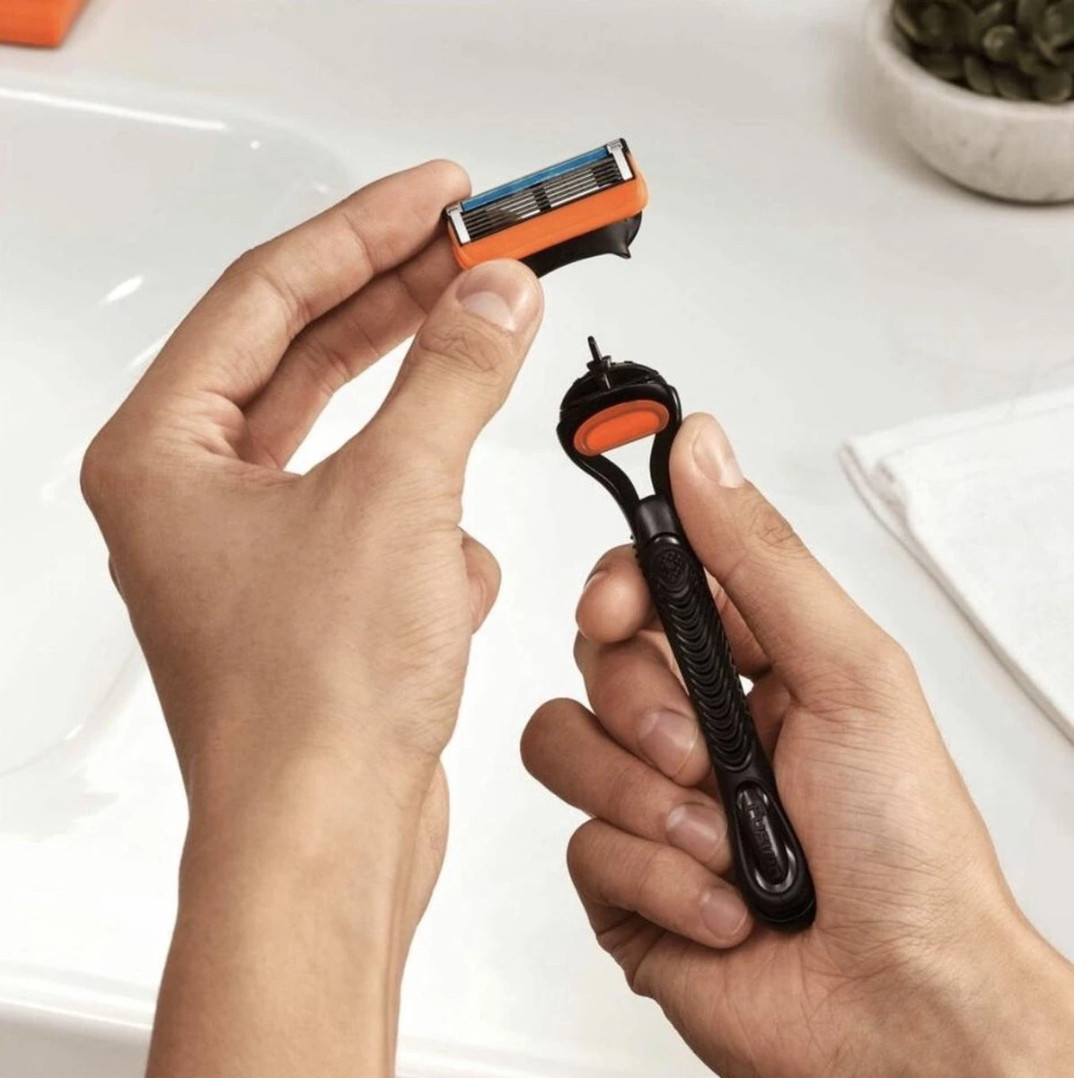 Gillette® Gillette Fusion5 Scheermesjes Voor Mannen - 8 Navulmesjes - XL Verpakking 2 Gillette® Gillette Fusion5 Scheermesjes Voor Mannen - 8 Navulmesjes - XL Verpakking - Afbeelding 2