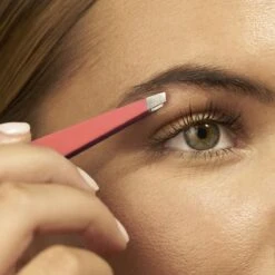 Tweezerman Slant Pincet - Geranium - 1 Stuk -Verzorgingsproductenwinkel 1200x1200 662